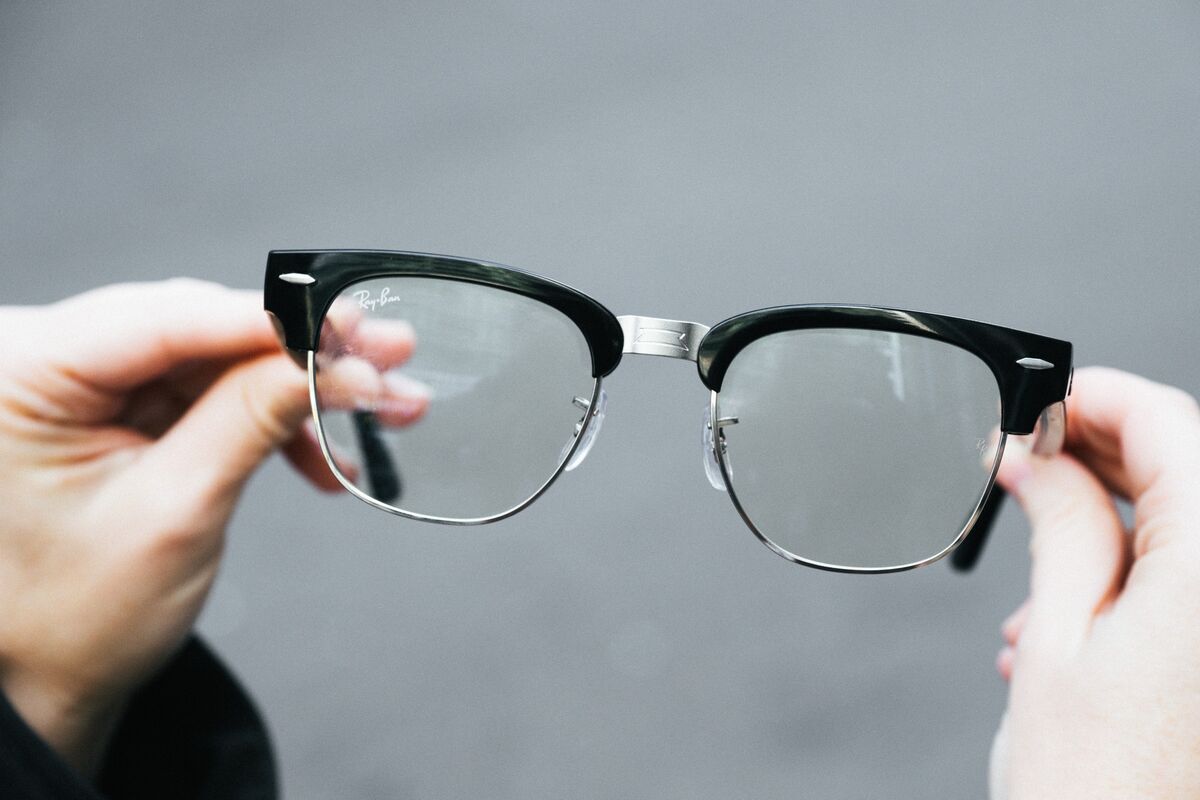 采用经典 Clubmaster 框型的 Ray-Ban Meta Audio 眼镜