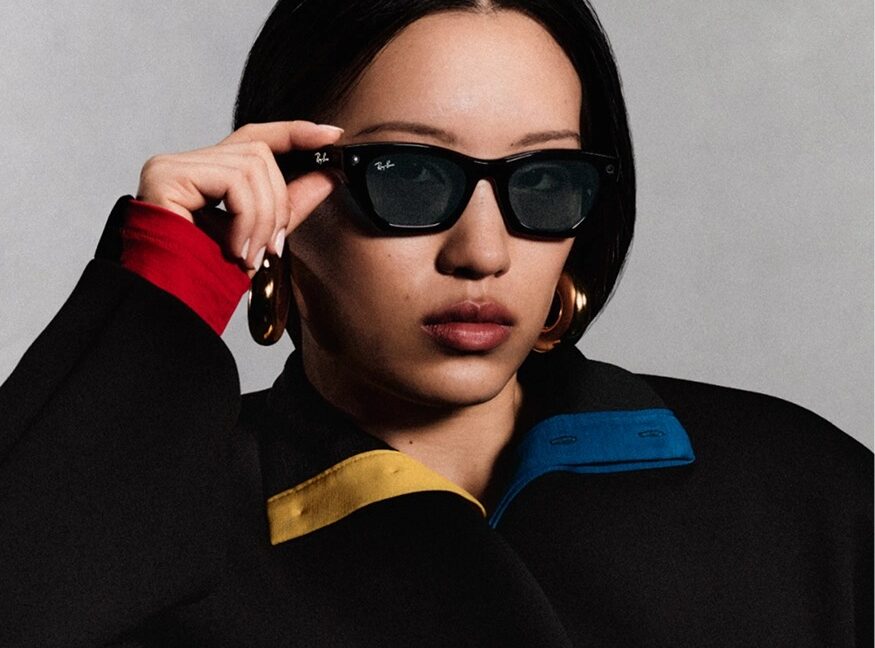 Gros plan des lunettes connectées Ray-Ban Meta sur le visage d'une personne, avec un voyant discret, symbolisant la confidentialité dans les technologies portables.