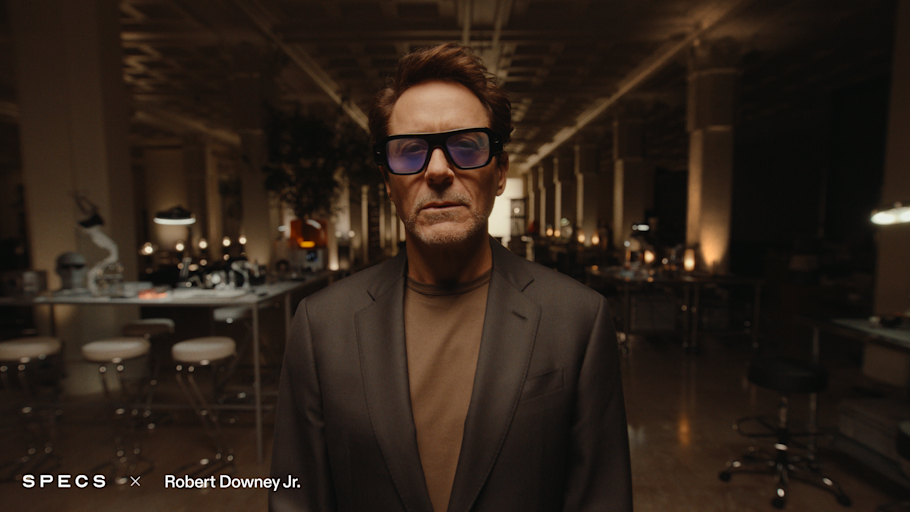 Robert Downey Jr. posant pour son rôle de Chief Customer Experience Officer pour Snap SPECS