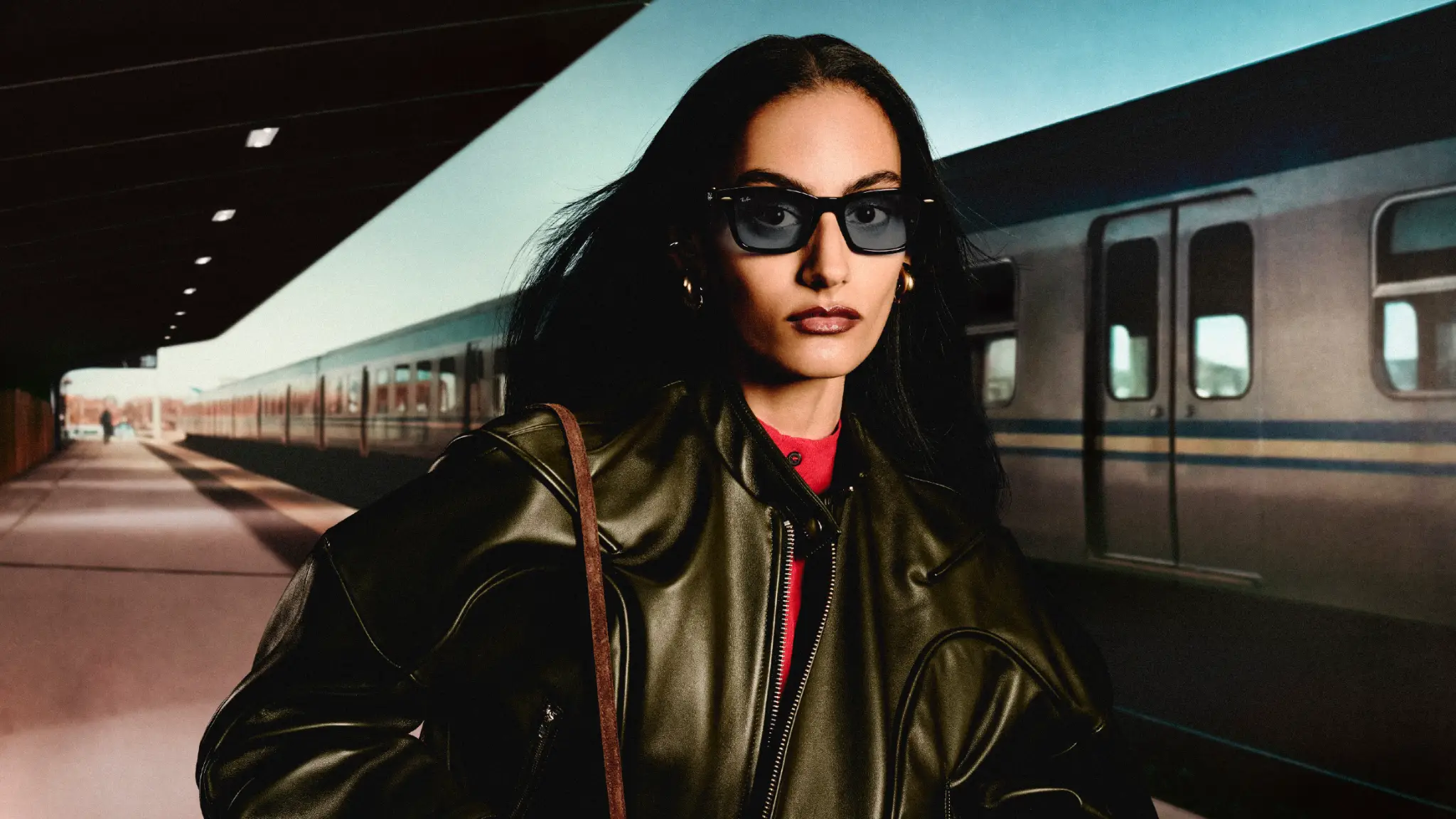 Schwere schwarz-gerahmte Smart Glasses und eine passende Hülle auf einer lila Oberfläche.
