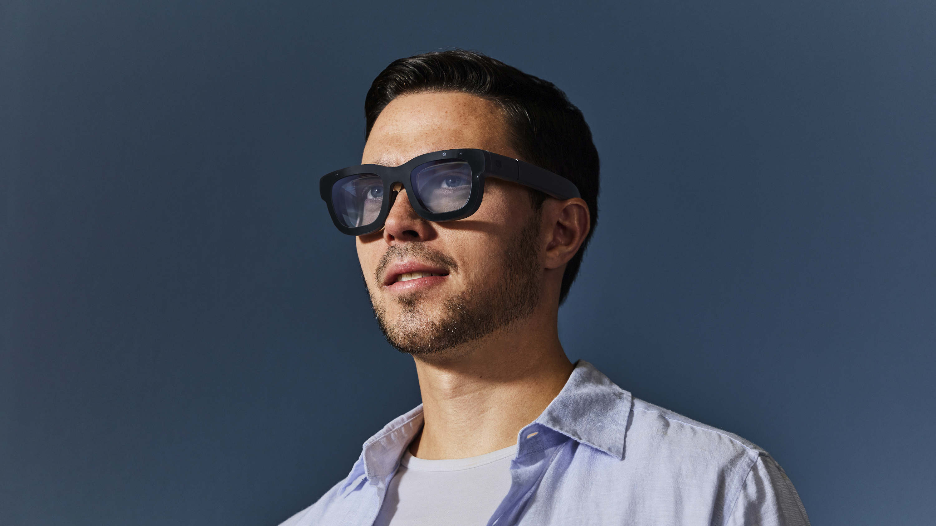 Gros plan sur les verres de lunettes intelligentes avec des informations numériques superposées, représentant les données du marché et les courbes de croissance financière.