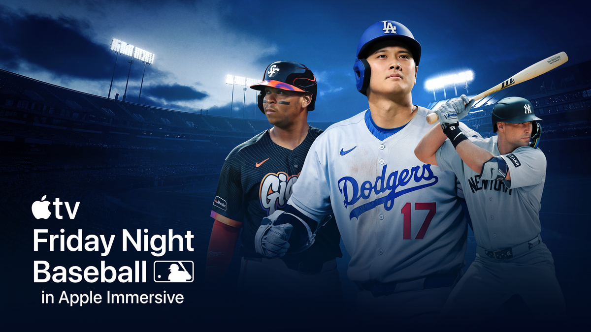 Ein Baseballfeld aus einer immersiven Ansicht auf einem Apple Vision Pro Headset gesehen, mit schwebenden Statistiken und Teamaufstellungen.
