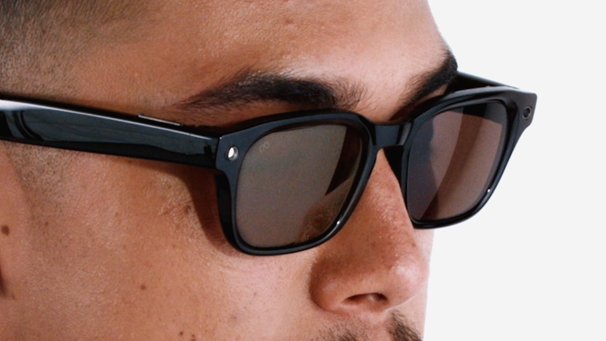 Eine Nahaufnahme des Bügels einer Meta Smart Glasses, die das weiße Aufnahmeanzeigelicht zeigt.