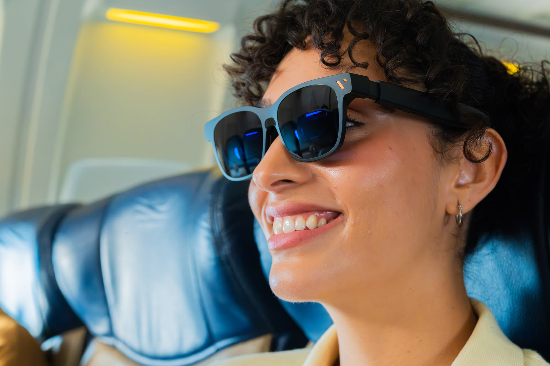 Eine Nahaufnahme der eleganten Viture Pro 2 AR-Brille, die ihr dünnes Profil und ihr leichtes Design zeigt.